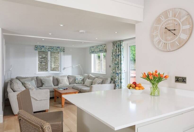 Keepers Lodge, Hillfield Village