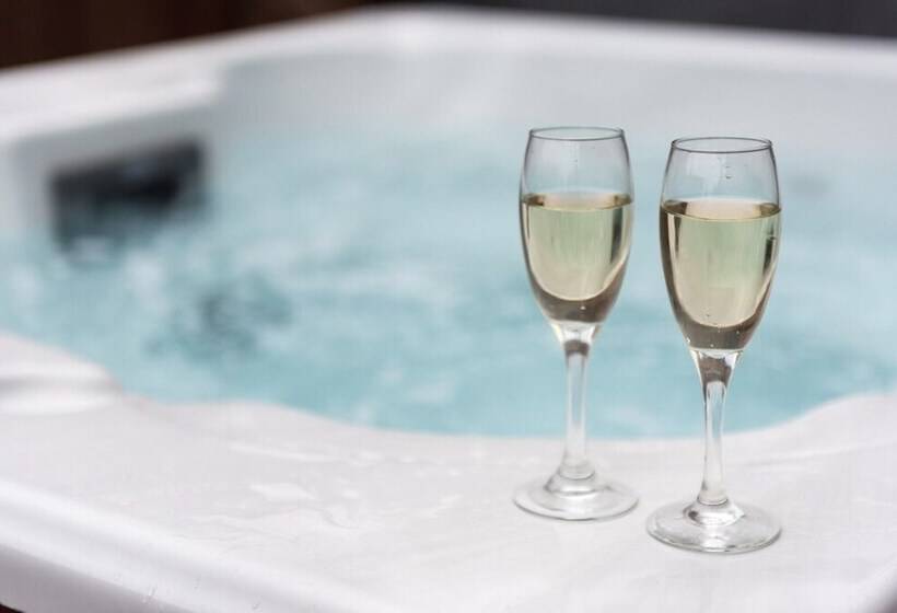 Kingfisher Lodge With Hot Tub Near Cupar, Fife