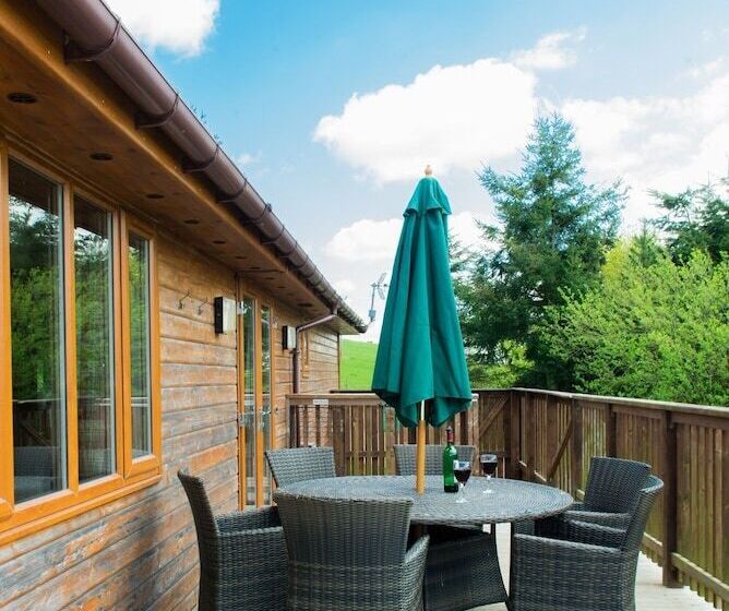 Kingfisher Lodge With Hot Tub Near Cupar, Fife