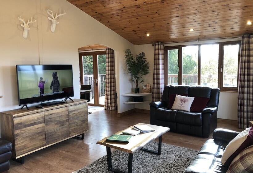 Kingfisher Lodge With Hot Tub Near Cupar, Fife