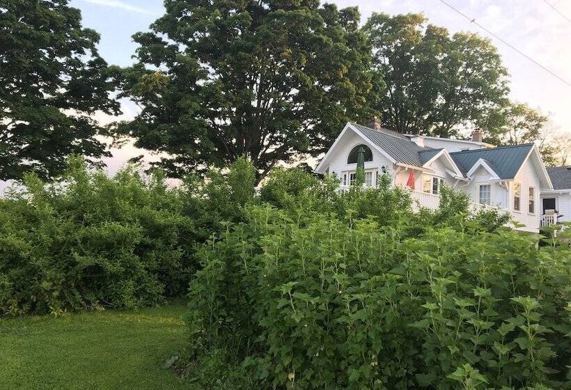 Mallard Cottage   Pet Friendly