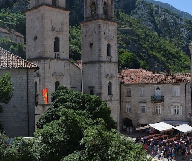 تختخواب و صبحانه Montenegro Backpackers Home Kotor