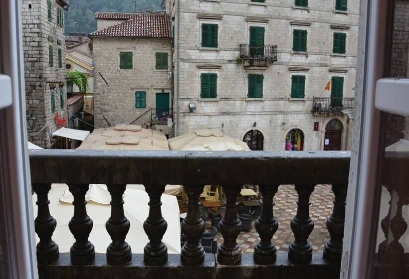 تختخواب و صبحانه Montenegro Backpackers Home Kotor