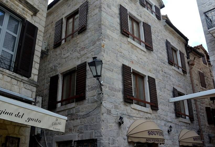 تختخواب و صبحانه Montenegro Backpackers Home Kotor