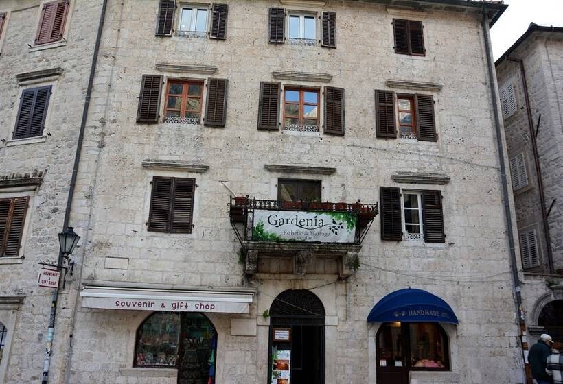 تختخواب و صبحانه Montenegro Backpackers Home Kotor