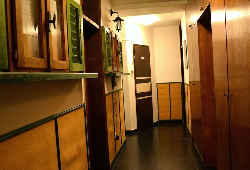 تختخواب و صبحانه Montenegro Backpackers Home Kotor