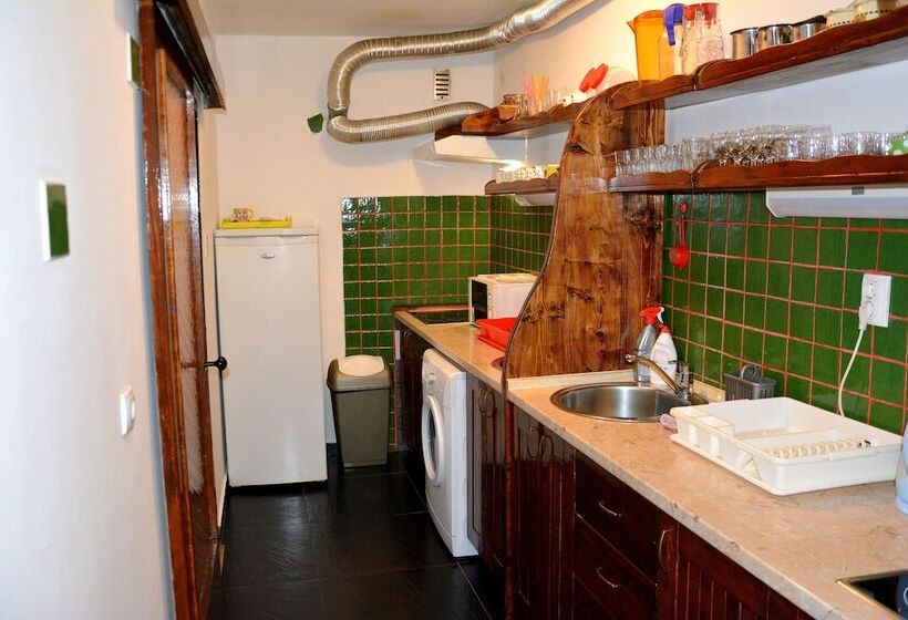 تختخواب و صبحانه Montenegro Backpackers Home Kotor