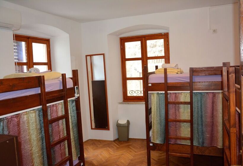 تختخواب و صبحانه Montenegro Backpackers Home Kotor