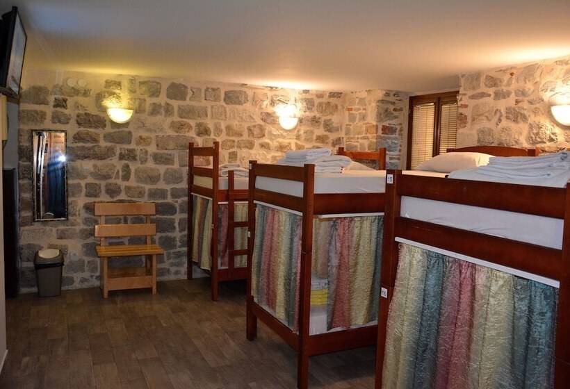 تختخواب و صبحانه Montenegro Backpackers Home Kotor
