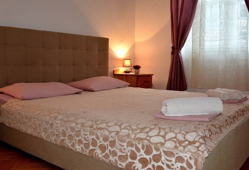 تختخواب و صبحانه Montenegro Backpackers Home Kotor