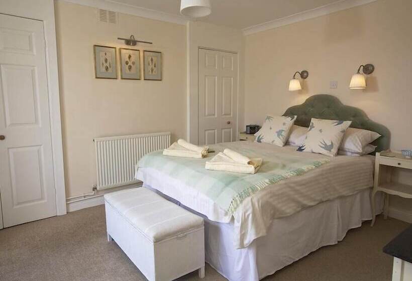 Moonrakers, Clarence Street