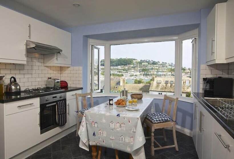 Moonrakers, Clarence Street