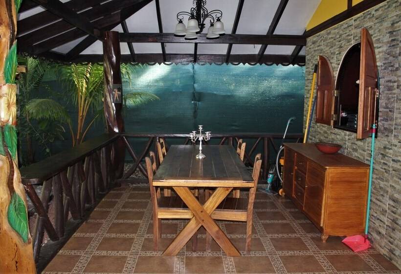 פנסיון The Hideout