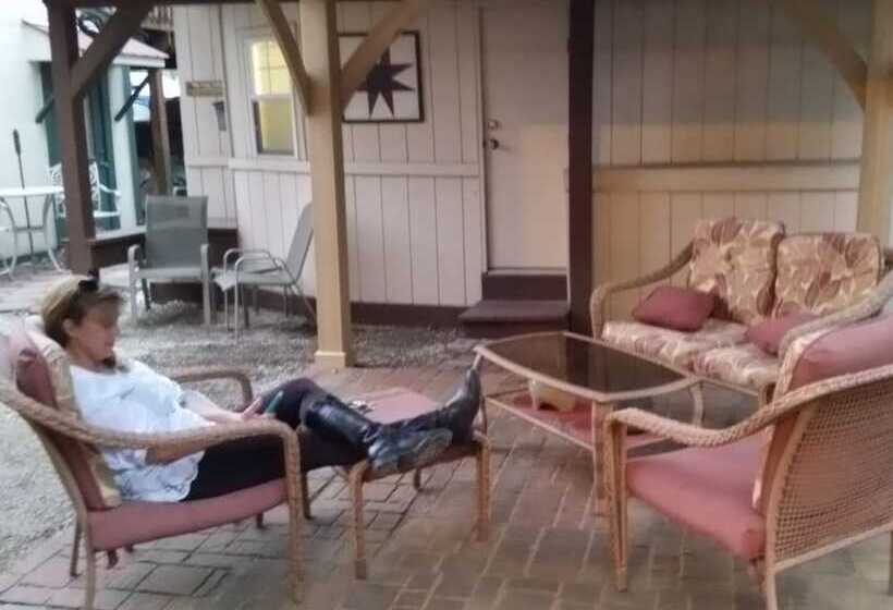 بنسيون The Iris Garden Downtown Cottages And Suites