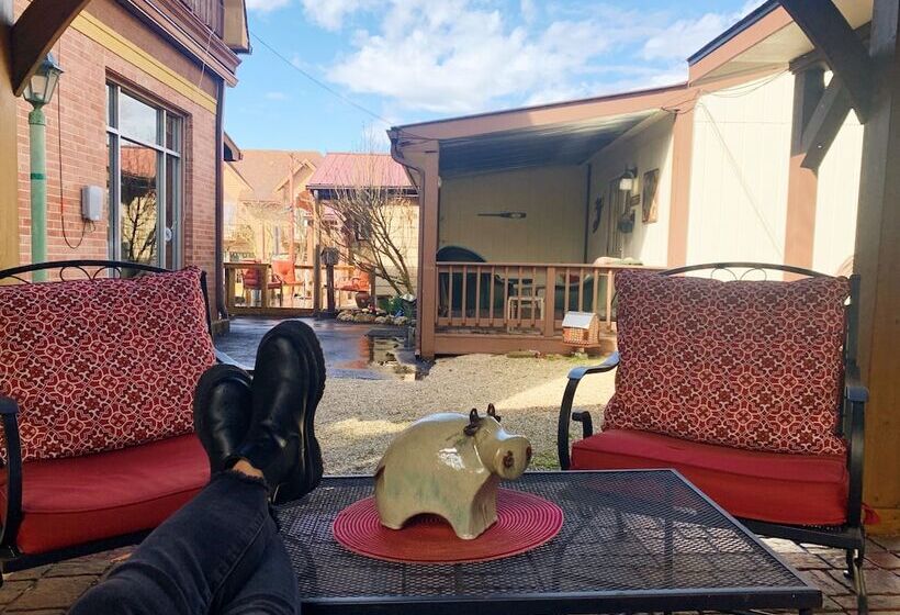 بنسيون The Iris Garden Downtown Cottages And Suites