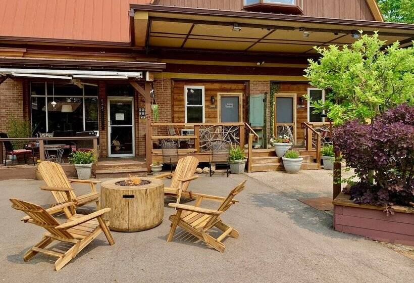 بنسيون The Iris Garden Downtown Cottages And Suites