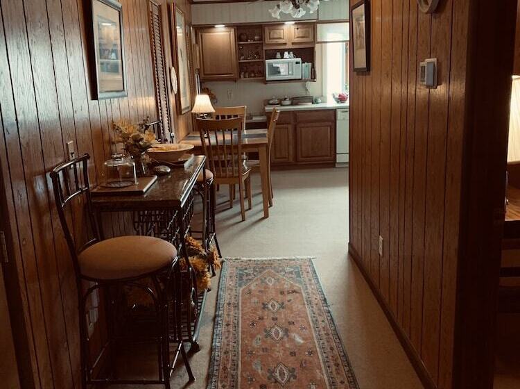 بنسيون The Iris Garden Downtown Cottages And Suites