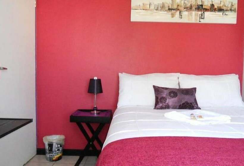 Пансион Village Court Guest House