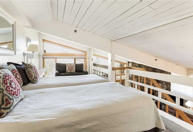 Stonebridge Condominiums