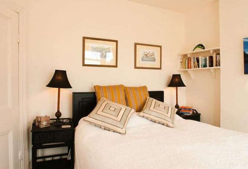 The Cottage, 13 Clarence Hill