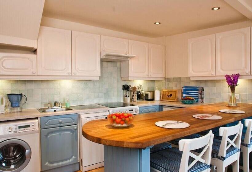 The Cottage, 13 Clarence Hill