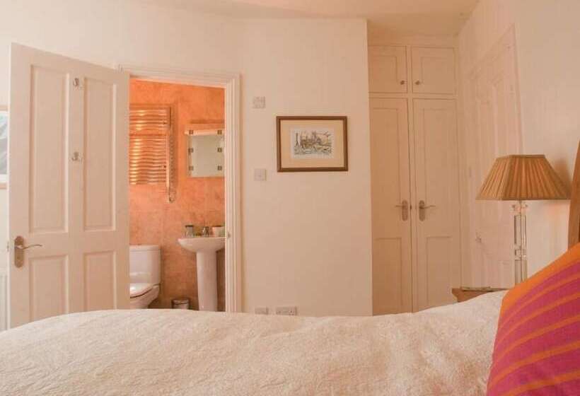 The Cottage, 13 Clarence Hill