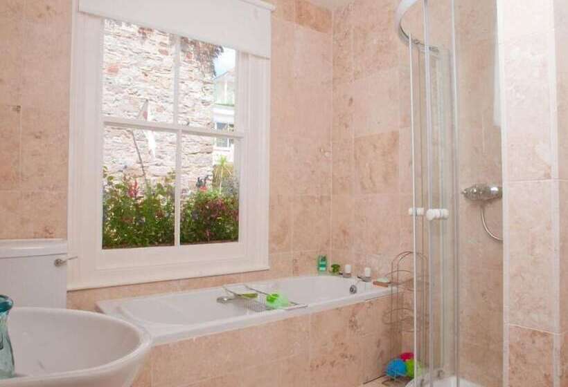 The Cottage, 13 Clarence Hill