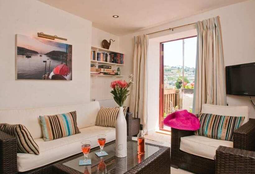 The Cottage, 13 Clarence Hill