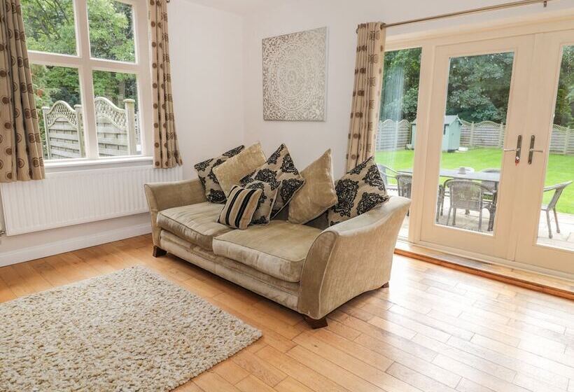 Walworth Castle Lodge