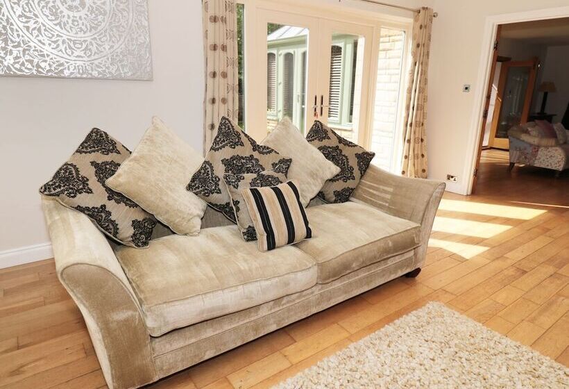 Walworth Castle Lodge