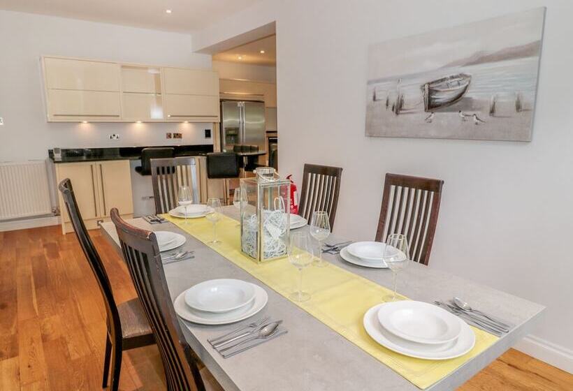 Walworth Castle Lodge