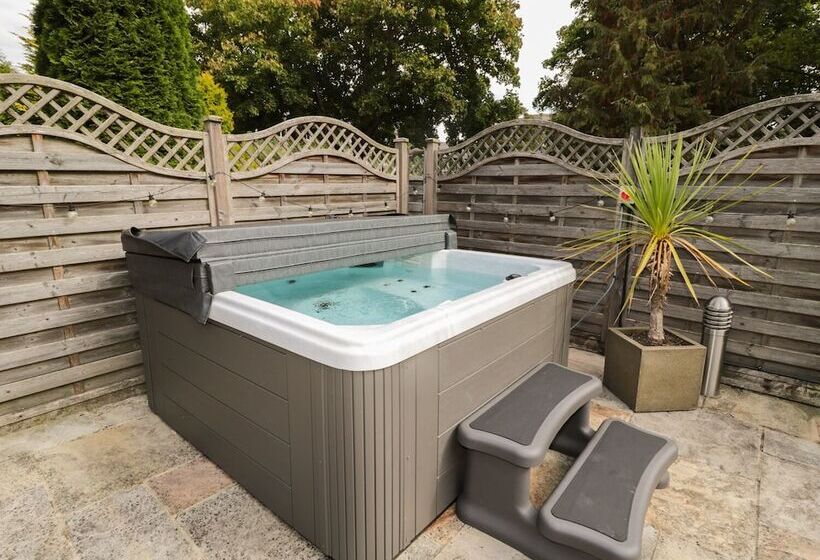 Walworth Castle Lodge