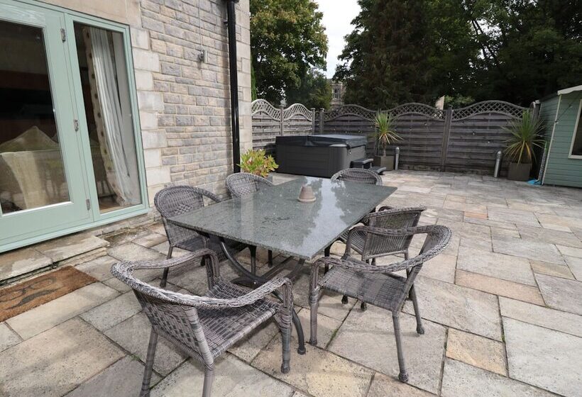 Walworth Castle Lodge