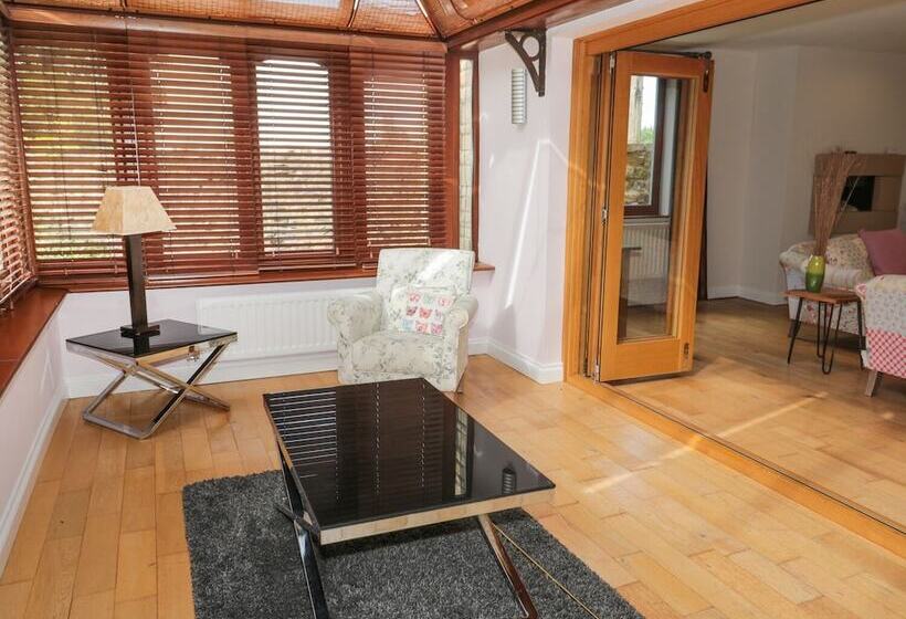 Walworth Castle Lodge