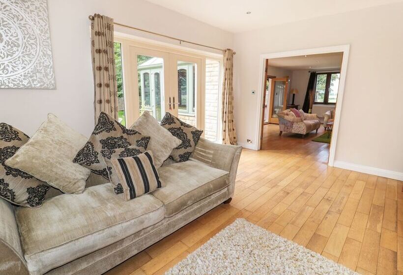 Walworth Castle Lodge