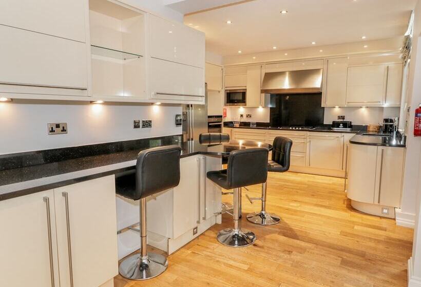 Walworth Castle Lodge