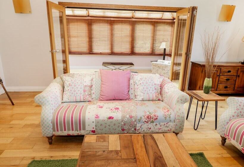 Walworth Castle Lodge