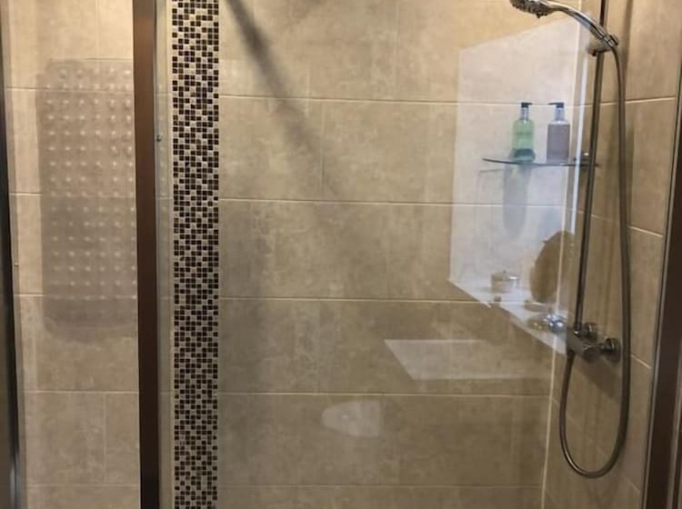 住宿加早餐  Over The Bridge