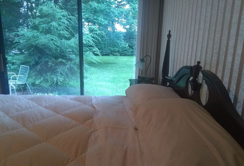 تختخواب و صبحانه Tanglewood Suites