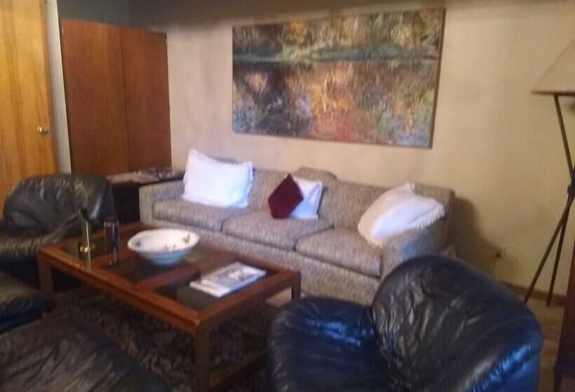 تختخواب و صبحانه Tanglewood Suites