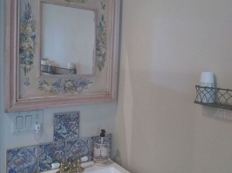 تختخواب و صبحانه Tanglewood Suites