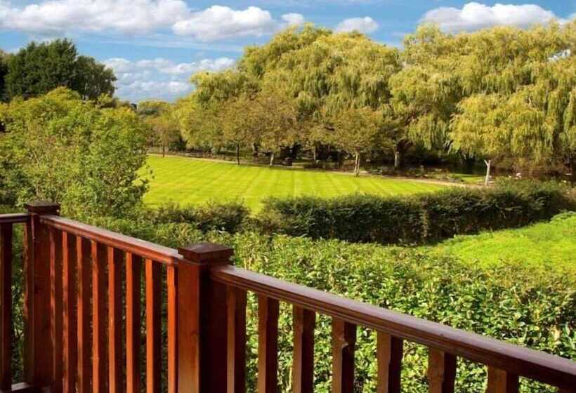 فندق Cherbridge Lodges Riverside Lodges Short Lets