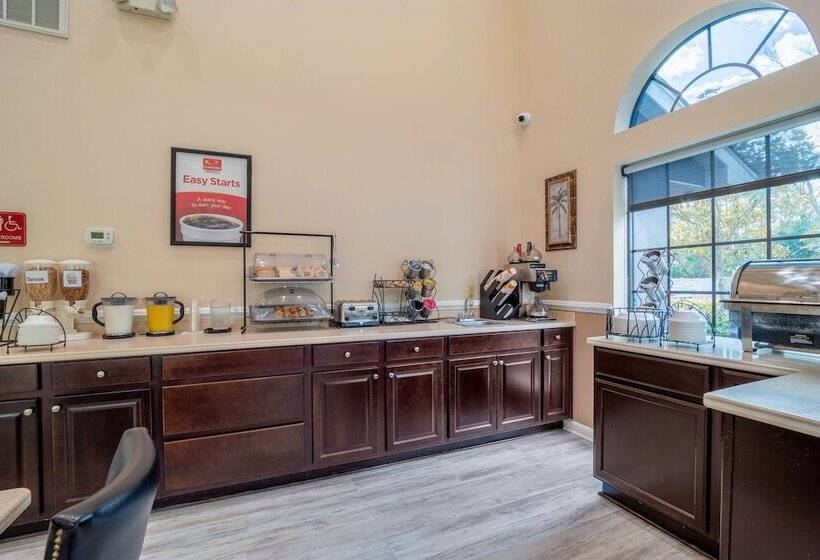 فندق Econo Lodge Inn & Suites