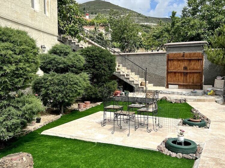 هتل Grape Village House