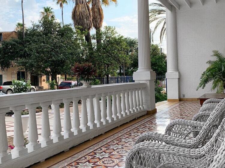 فندق Laredo Mansion