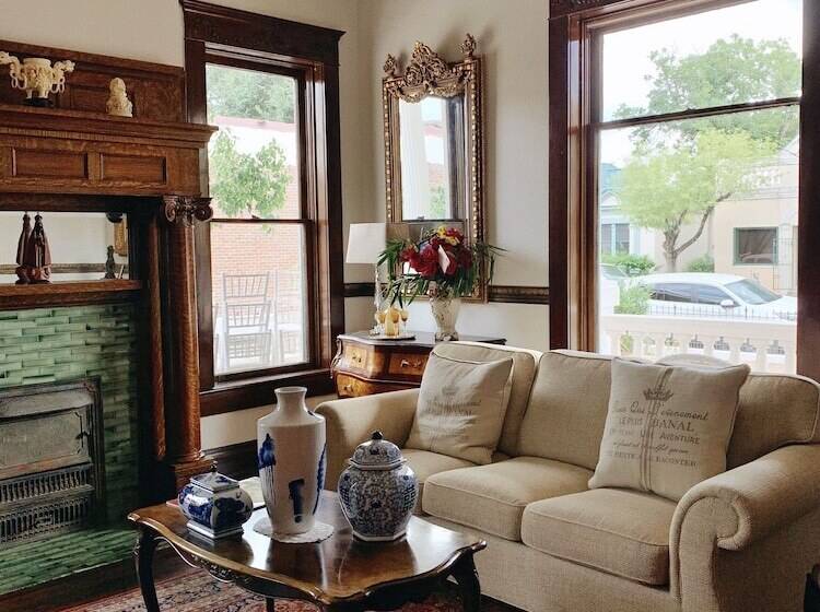 هتل Laredo Mansion