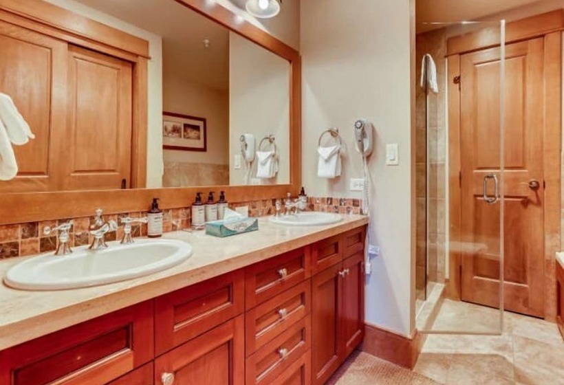 Отель Premier 1 Bedroom Ski In, Ski Out Lone Eagle Condo With The Best Access To Skiing In Keystone