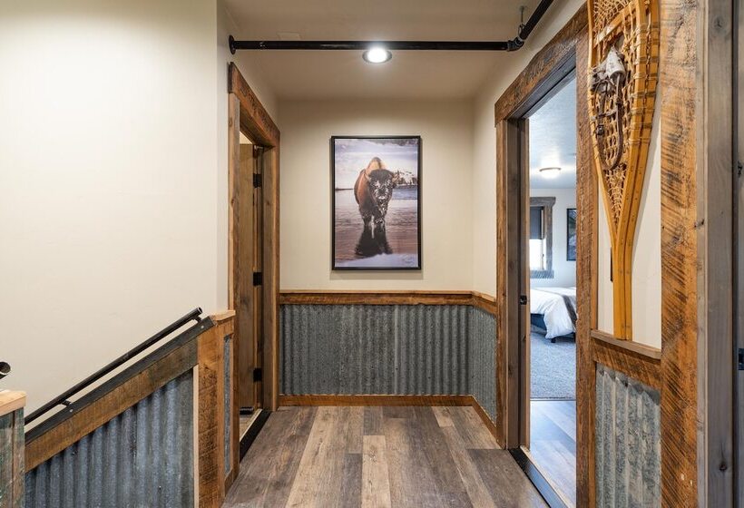 בית מלון כפרי The Adventure Inn Yellowstone