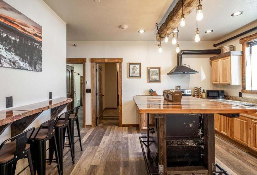 בית מלון כפרי The Adventure Inn Yellowstone