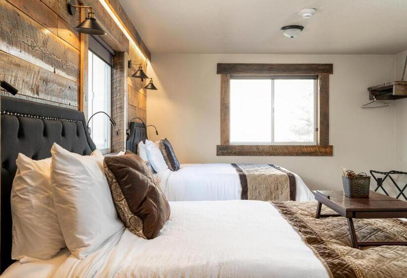 בית מלון כפרי The Adventure Inn Yellowstone